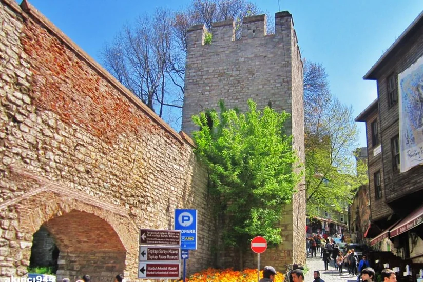 ​İstanbulda tarixi parkın divarı çöküb: 2 ölü, 5 yaralı - YENİLƏNİB