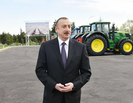 Президент Ильхам Алиев ознакомился с хлопковым полем бардинского фермера Мусы Гулиева