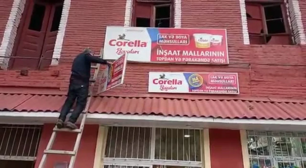 Ağdaşda 10-dan çox abidənin üzərində qanunsuz yerləşdirilən reklam lövhələri sökülüb