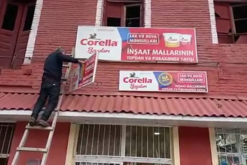Ağdaşda 10-dan çox abidənin üzərində qanunsuz yerləşdirilən reklam lövhələri sökülüb