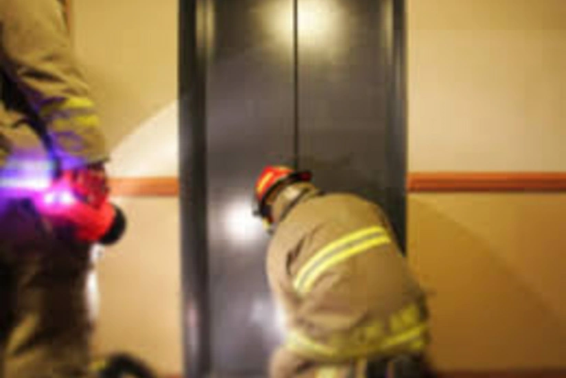 Binəqədi rayonunda liftdə köməksiz qalan şəxs xilas edilib