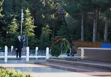 Prezident İlham Əliyev ümummilli lider Heydər Əliyevin məzarını ziyarət edib