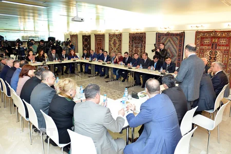 Nazir Əbülfəs Qarayev baş redaktorlarla müzakirələr aparıb