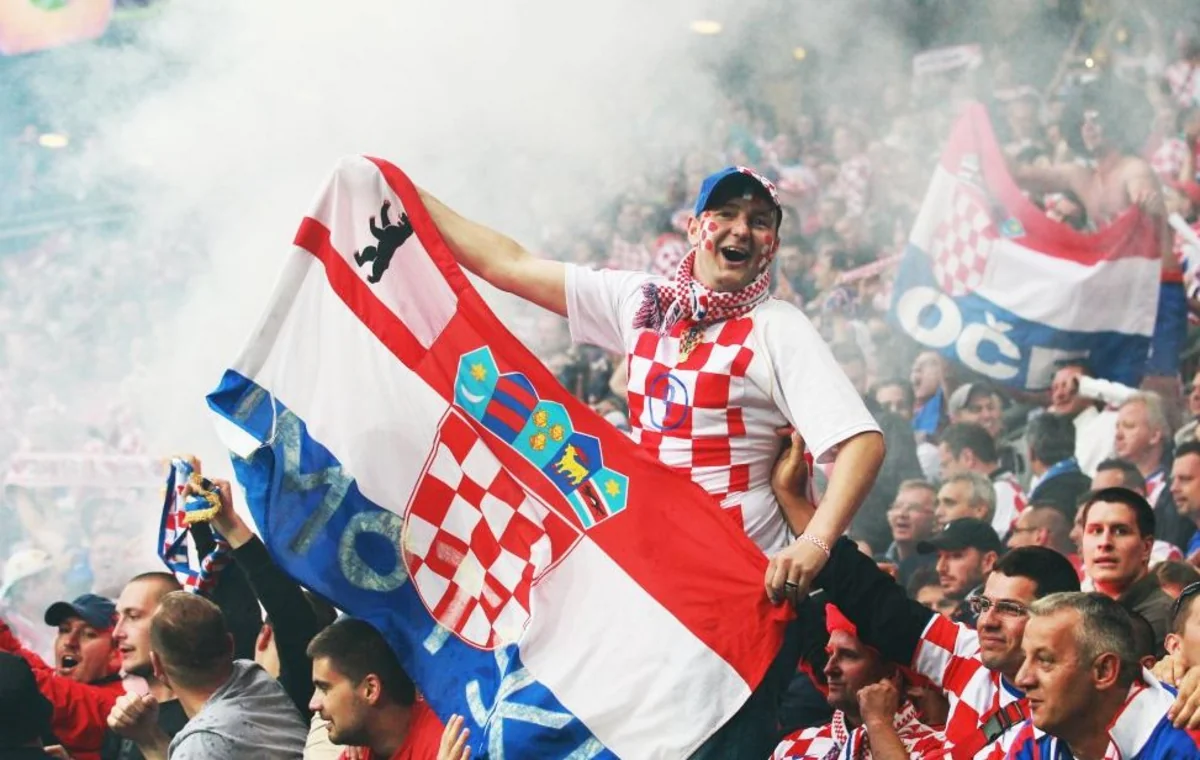 UEFA azarkeşlərə görə Xorvatiya və Kosovonu cəzalandıra bilər