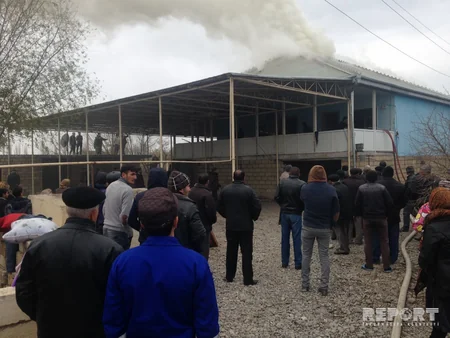 Sabirabadda ikimərtəbəli yaşayış evi yanıb - FOTO