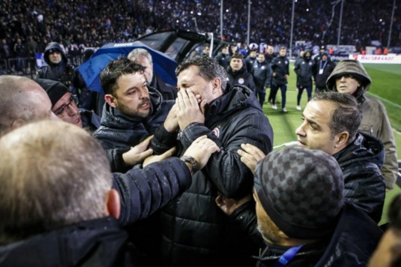 Yunanıstanda futbol matçı məşqçinin xəsarət alması ilə əlaqədar təxirə salınıb