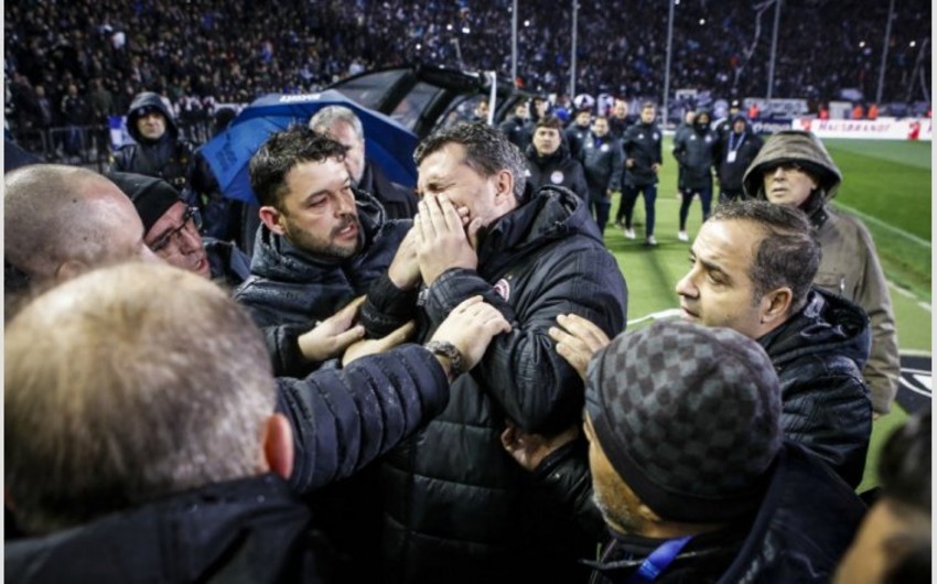 Yunanıstanda futbol matçı məşqçinin xəsarət alması ilə əlaqədar təxirə salınıb