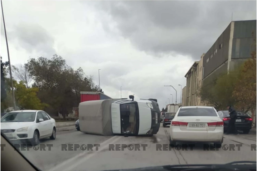 Bakıda yük avtomobili aşıb
