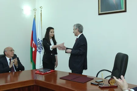 YAP 700 mininci üzvünə üzvlük vəsiqəsi təqdim edib