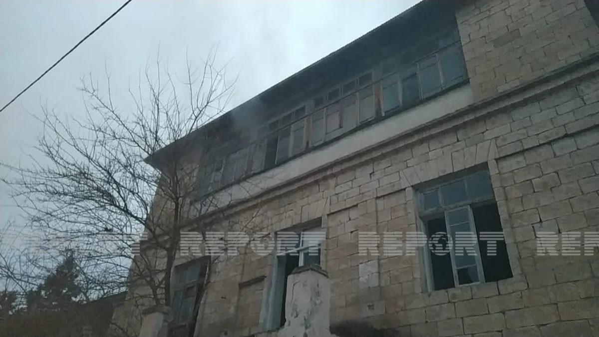 Kürdəmirdə köhnə mehmanxanada yanğın baş verib