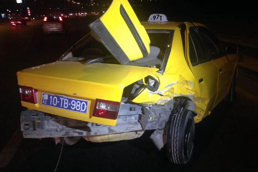 Bakıda Mercedes hərəkətsiz vəziyyətdə olan Azsamanda çırpılıb - FOTO - VİDEO - ƏLAVƏ OLUNUB