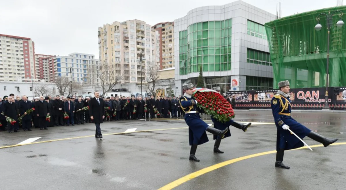 Президент Азербайджана посетил памятник жертвам Ходжалинской трагедии