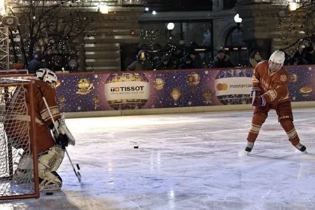 Путин сыграл в хоккей на Красной площади - ВИДЕО