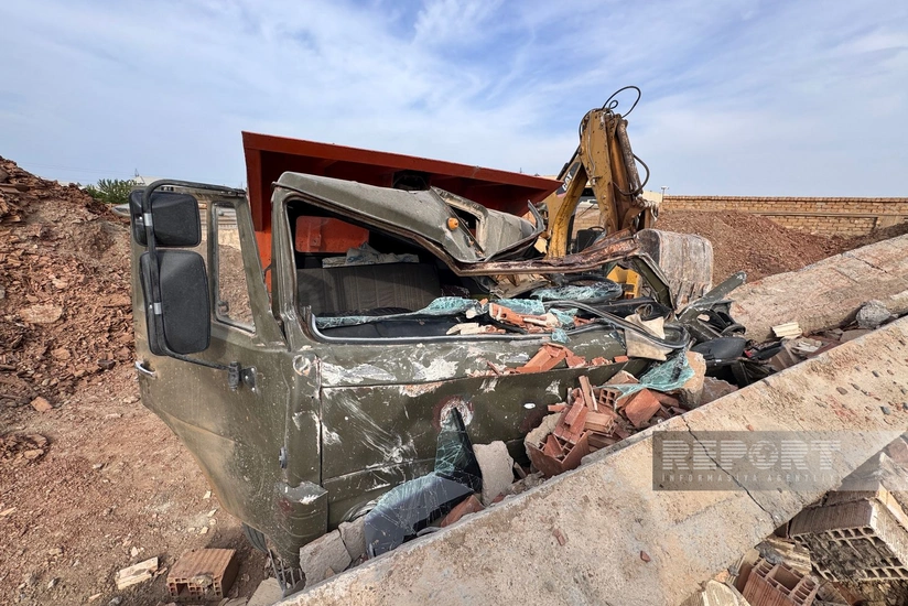 Sumqayıtda hasar KamAZın üzərinə aşıb, sürücü hadisə yerində ölüb