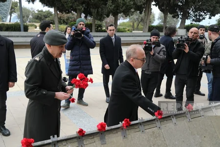 Türkiyənin Azərbaycandakı yeni səfiri Fəxri və Şəhidlər xiyabanlarını ziyarət edib