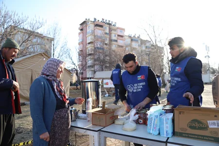 Azərbaycan könüllüləri Adıyamana gedib, zəlzələdən zərərçəkən uşaqlara dəstək veriblər