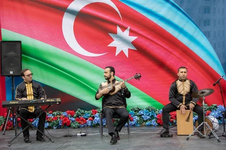 Bakının ən iri həyətində - “Renessans Palace”da Bayraq günü tədbiri keçirilib
