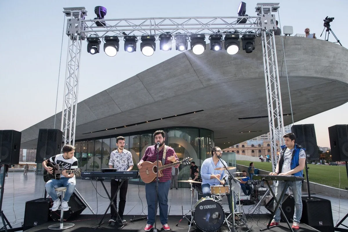 Heydər Əliyev Mərkəzinin parkında konsert təşkil olunub