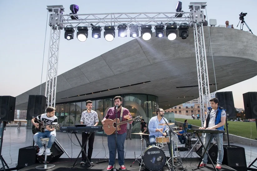 Heydər Əliyev Mərkəzinin parkında konsert təşkil olunub