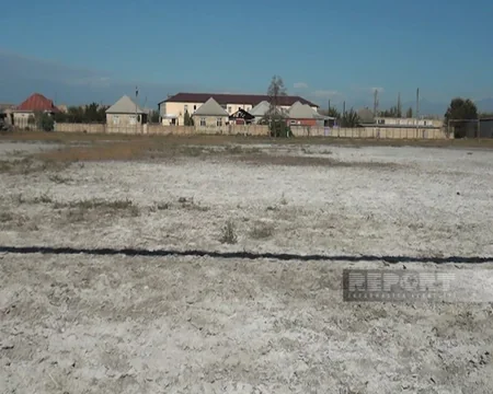 Ucarın mərkəzi stadionunda oturacaqlar dağılıb, yardımçı bina talan edilib