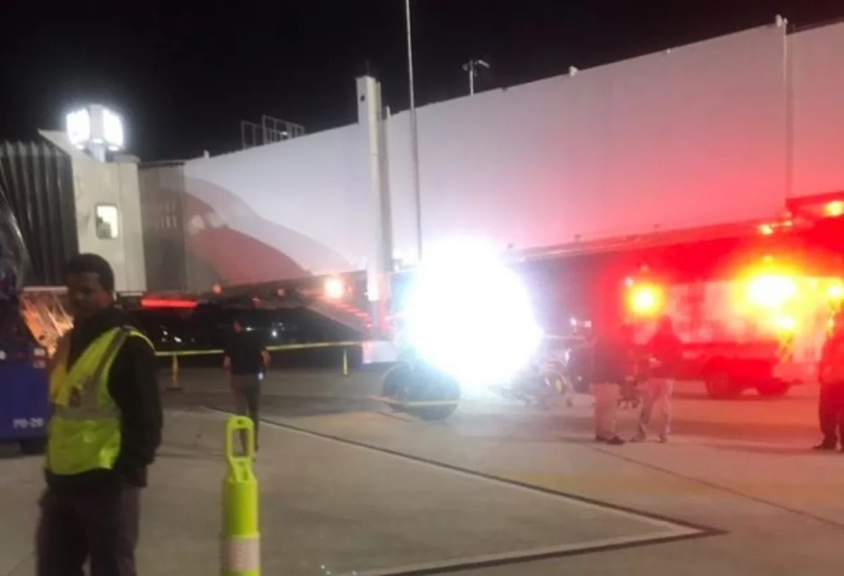 ABŞ aeroportunda teleskopik keçid avadanlığı çöküb