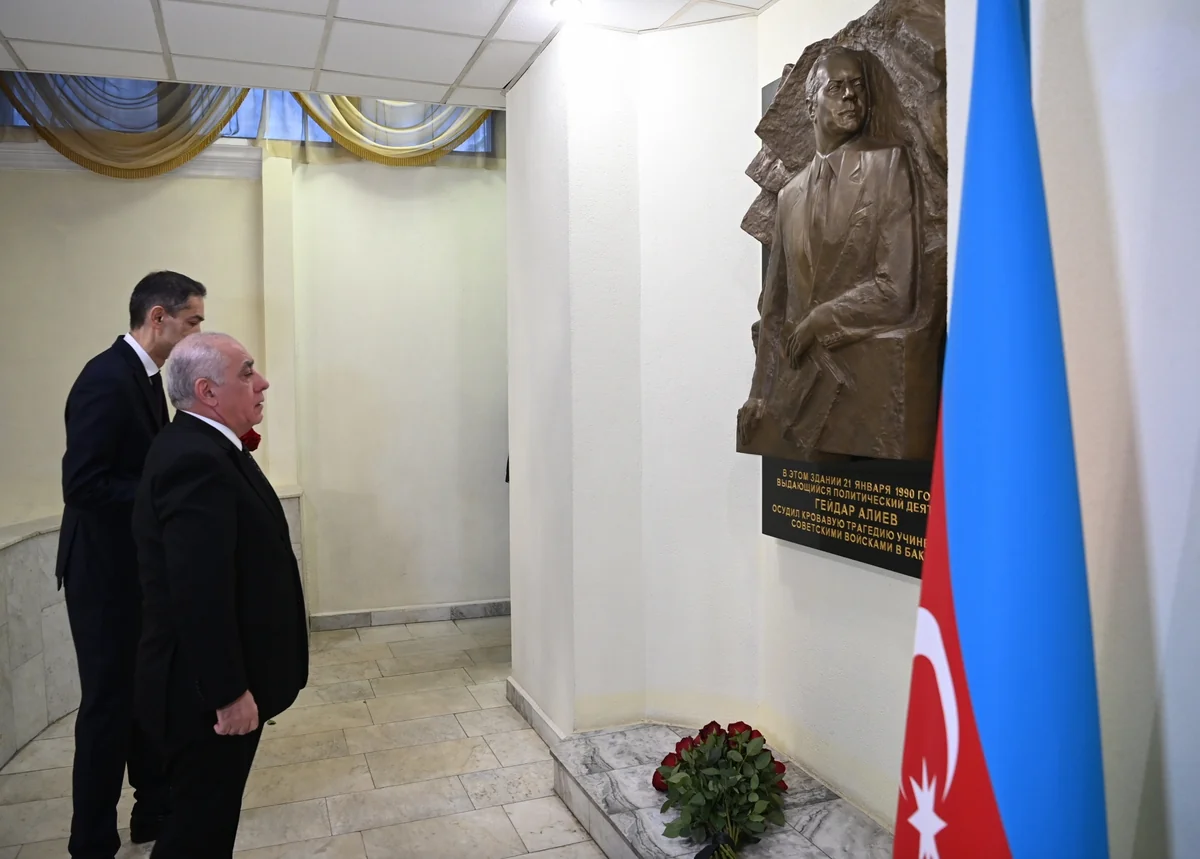 Azərbaycanın Baş naziri Moskvada Heydər Əliyevin xatirəsini anıb