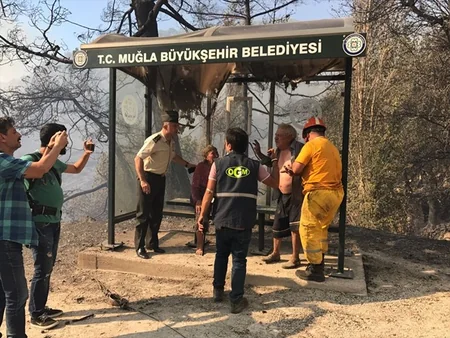 В Турции произошел лесной пожар, сгорели около 40 домов, есть пострадавшие - ФОТО