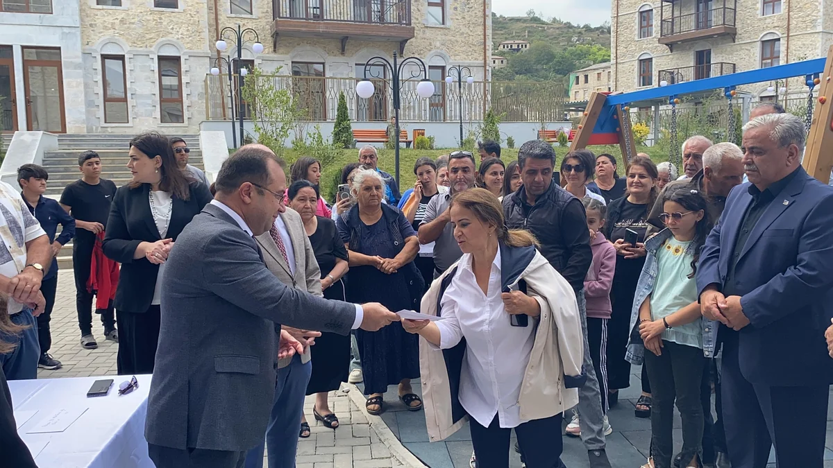 Another group of residents seen off for Azerbaijan’s Shusha