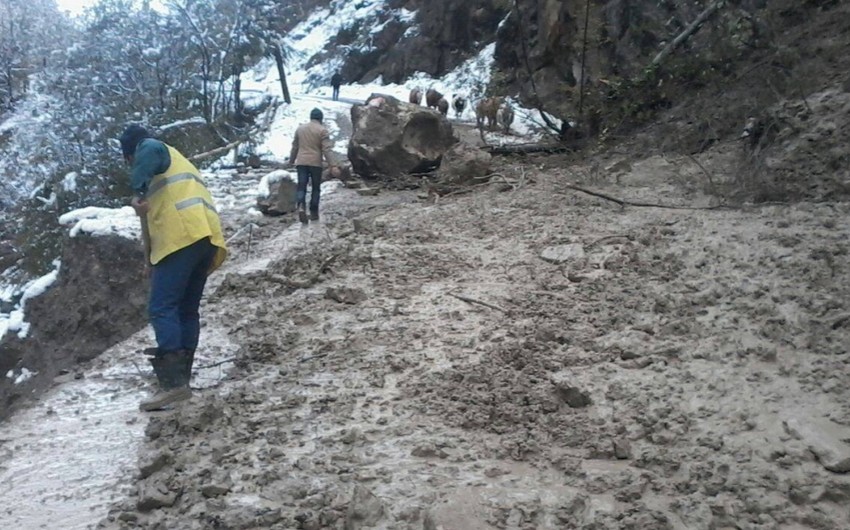 Qubada qaya parçalarının düşməsi səbəbindən bağlanan yolda hərəkət tam bərpa edilib - YENİLƏNİB