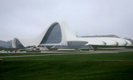 Leyla Əliyeva “Cracking art” və “Səməni” beynəlxalq incəsənət sərgisinin açılışında iştirak edib