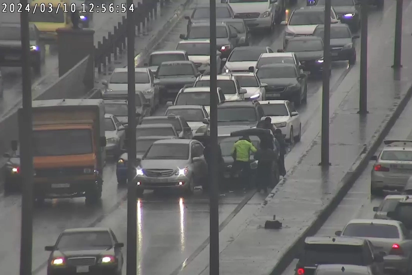 Bakıda yol-nəqliyyat hadisəsi tıxac yaradıb