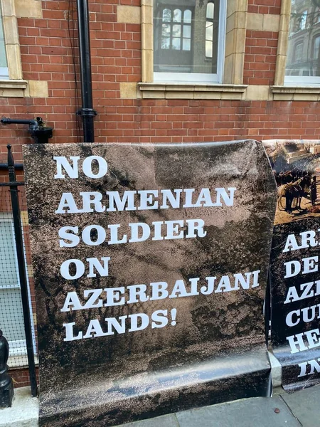 Britaniyadakı soydaşlarımız Ermənistanın Londondakı səfirliyi qarşısında piket keçiriblər