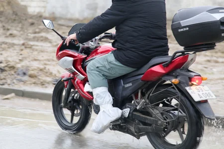 Bakının yağış mənzərəsi: avtomobil və piyada yolları su altında qalıb - FOTOREPORTAJ