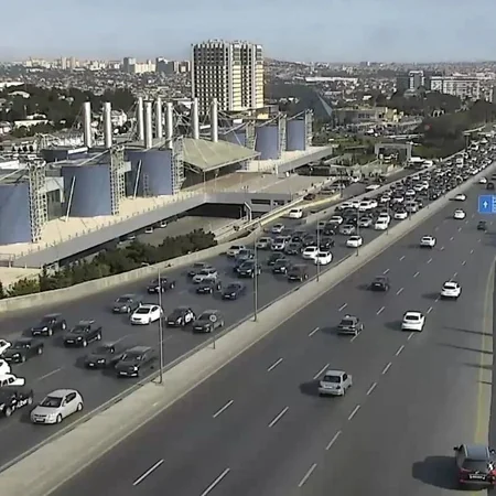 Bakının bir sıra yollarında tıxac yaranıb