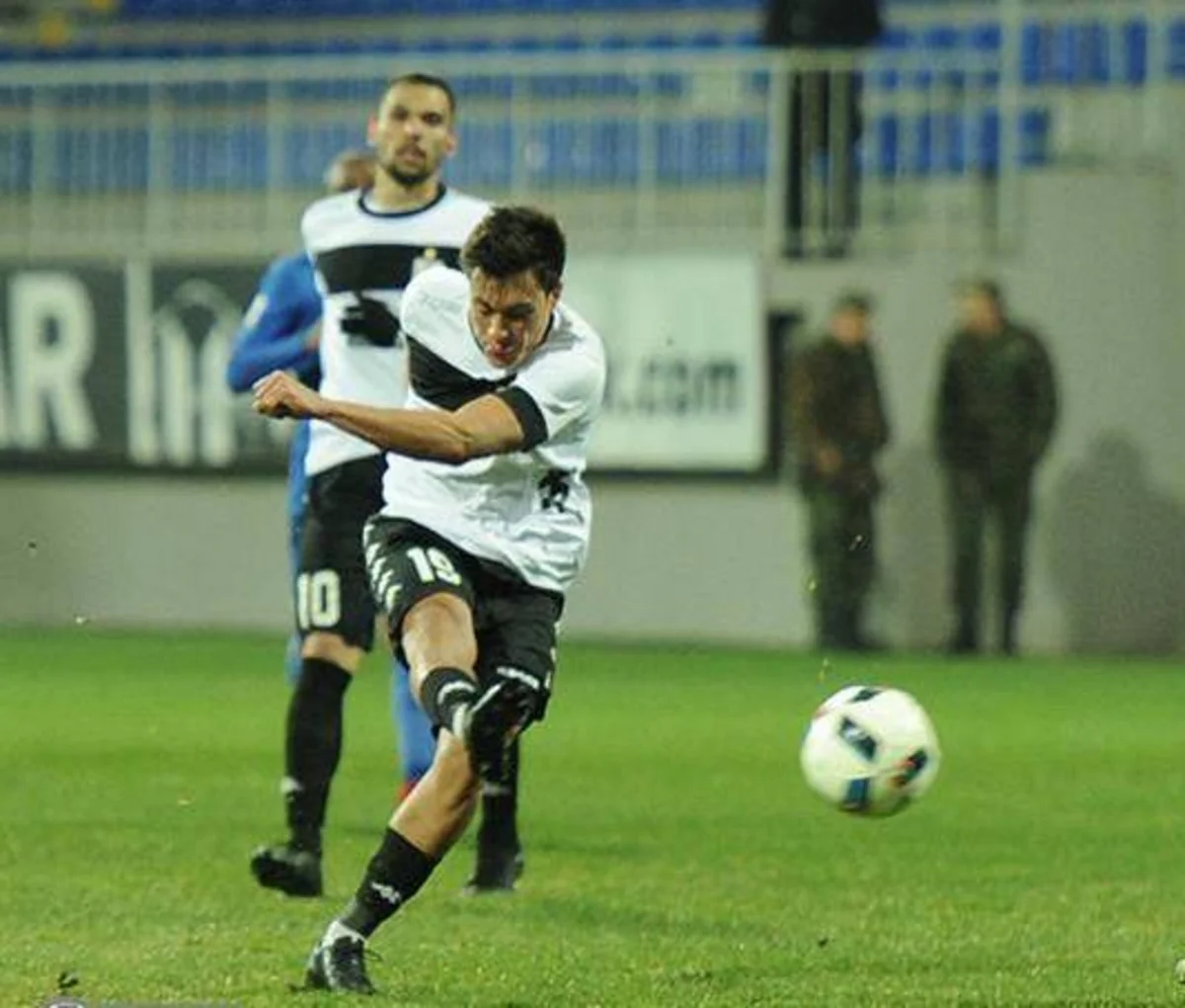 Neftçi daha bir futbolçusu ilə yollarını ayırıb
