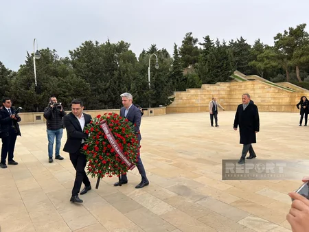 Türkiyəli nazir Fəxri və Şəhidlər xiyabanlarını ziyarət edib - YENİLƏNİB