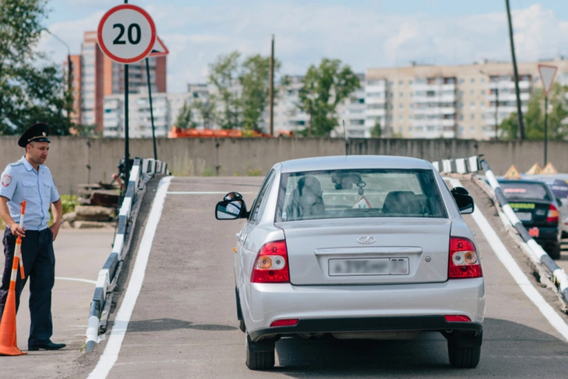 Rusiya vətəndaşlığı almış əcnəbilərin sürücülük vəsiqəsi bir il sonra etibarsız olacaq