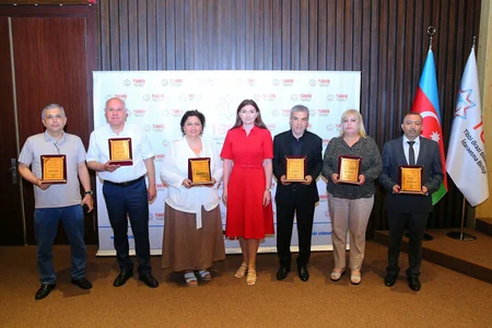 Prezidentin sərəncamı ilə təltif edilən tibb işçilərinə mükafatlar təqdim olunub