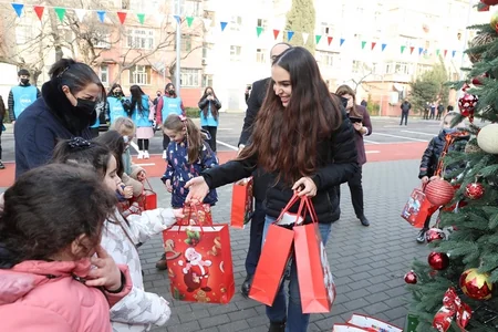 Leyla Əliyeva Bakıda abadlaşdırılan daha bir həyətin açılışını edib, ağac əkib