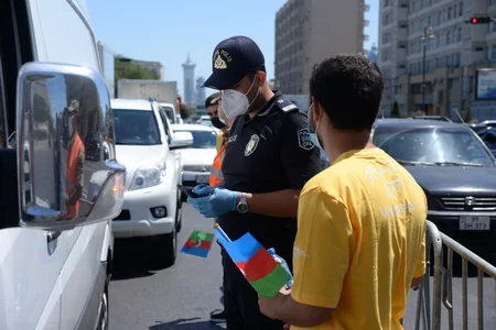 Könüllülər polisə dəstək oldu