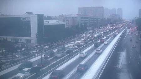 BNA Bakıda yollara yağan qar haqqında açıqlama verdi
