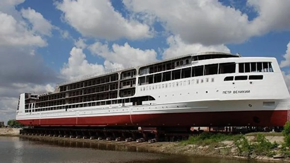 Первый российский круизный лайнер спустили на воду в Астрахани