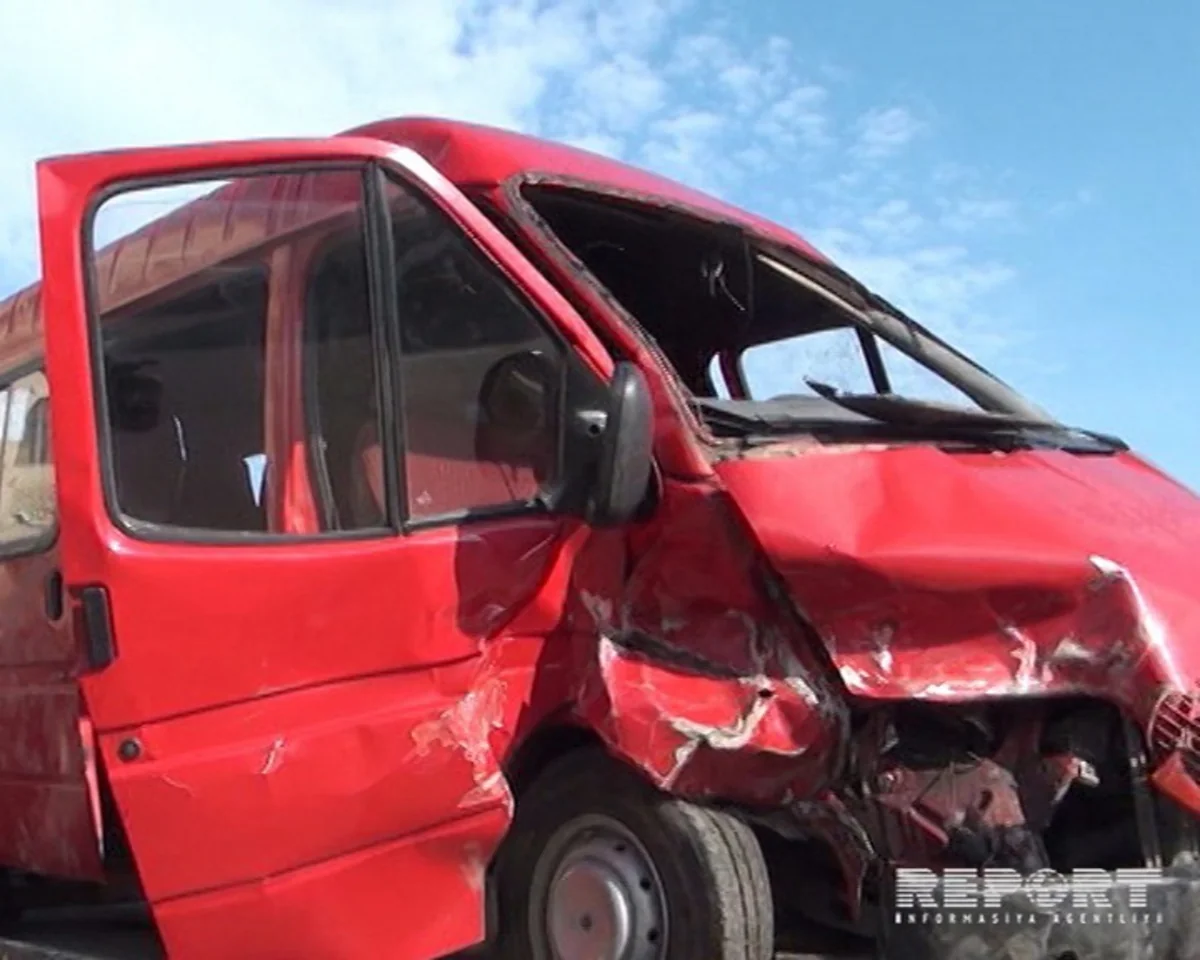 Yevlaxda sərnişin mikroavtobusu qəzaya düşərək aşıb