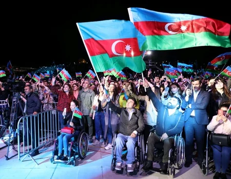 Heydər Əliyev Mərkəzinin parkında Müstəqillik Günü münasibətilə konsert olub