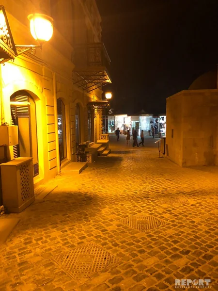 ...Şirkət olan ünvanda heç bir lövhə, şirkətin adı, hətta qapını açan belə yoxdur...