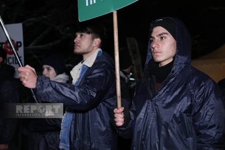 Ekofəallar etirazlarını axşam saatlarında da ruh yüksəkliyi ilə davam etdirir