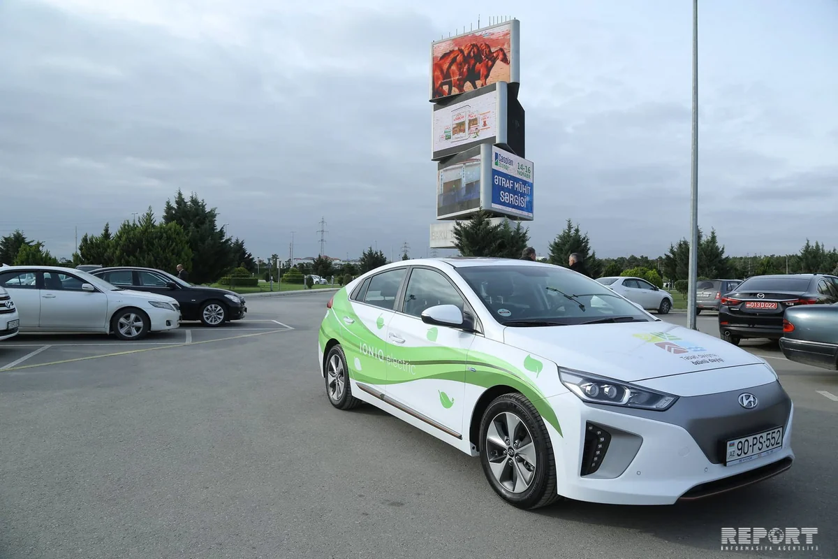 MENR officials arrive at Caspian Ecology exhibition by electric cars