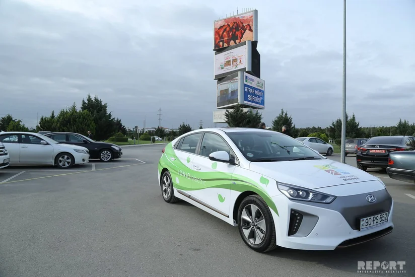 MENR officials arrive at Caspian Ecology exhibition by electric cars