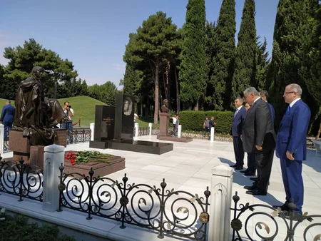 Gənclər və İdman Nazirliyinin əməkdaşları Fəxri Xiyabanı ziyarət edib