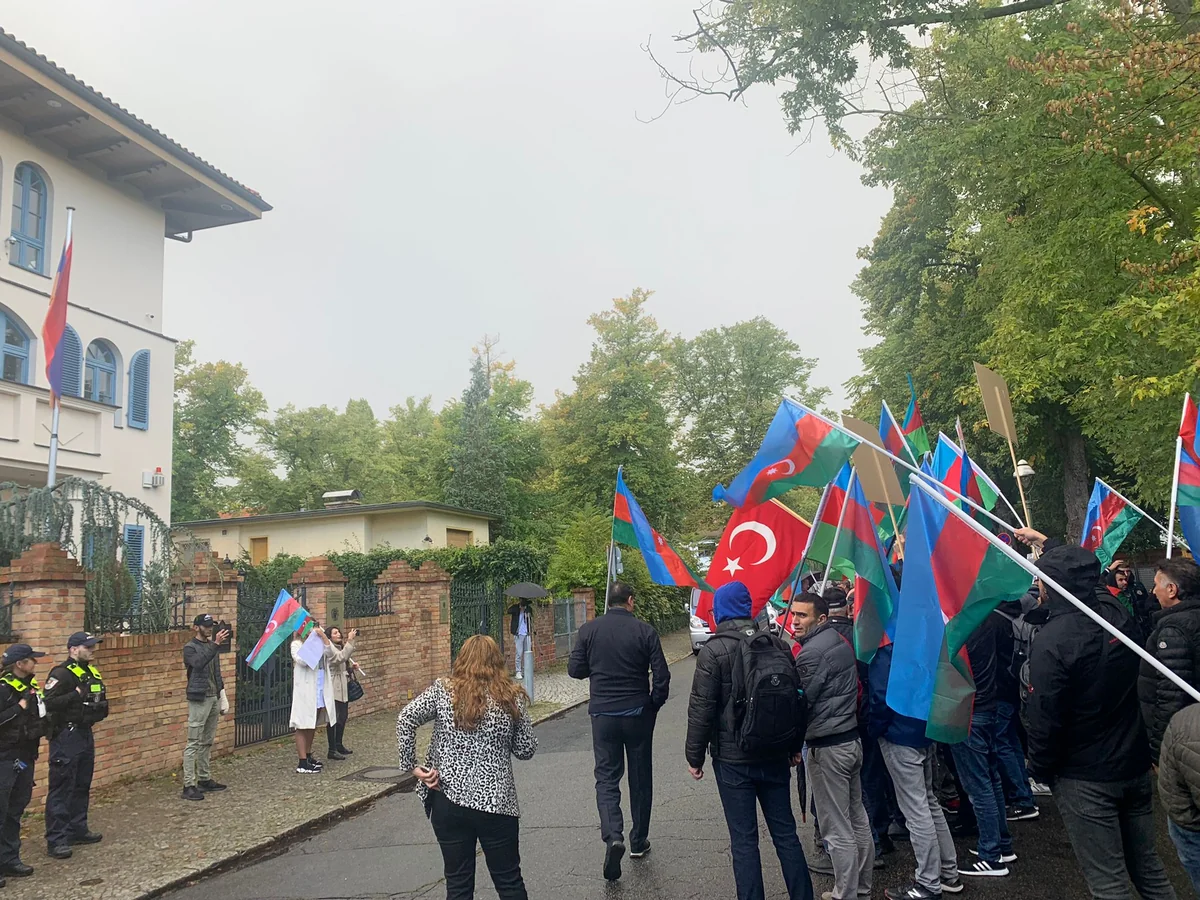 Azərbaycan icması Berlində Ermənistan səfirliyi önündə piket keçirib